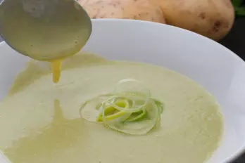 Sopa Cremosa de Batata com Alho-poró